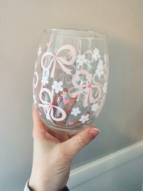 Coquette Wine Glass- Daises- Pink Bows- Gift for Her- Pink Wine Glass- Love- Wine Tumbler- Heart- Wine Gift- Wine - Stemless Wine Glass This 21oz. stemless wine glass is the perfect girly gift! They will be pouring their wine in their new favorite glass! The wording is made from permanent, high quality vinyl.   *Care Instructions- Please hand wash item and DO NOT soak in hot water. DO NOT place in dishwasher. To ensure longevity softly hand wash without scrubbing Bow Wine Glass Painting, Wine Glasses Painting Christmas, Wine Glass Engraving, Wine Glasses Painting Ideas, Drawing On Glass Ideas Easy, Pretty Wine Glasses, Wine Glass Designs Painted, Diy Paint Wine Glasses, Painted Glass Mugs