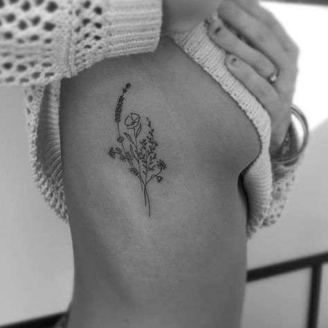 Botanisches Tattoo, Flower Bouquet Tattoo, Rib Tattoos For Women, Basic Tattoos, Trending Tattoos, Idea Tattoo, Bouquet Tattoo, Men Tattoo, Petite Tattoos