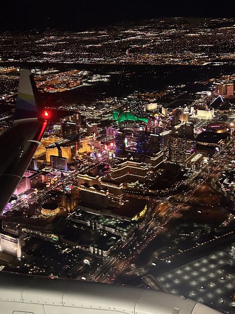 Las vegas strip from the airplane Fly Over Las Vegas, Las Vegas Plane Ticket, Las Vegas Airplane View, Las Vegas Vision Board, Vegas Trip Aesthetic, Las Vegas Lifestyle, Las Vegas At Night, Vegas Pics, Las Vegas Aesthetic