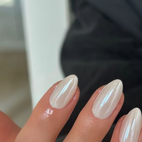 yaletownclaws on Instagram: "Vanilla chrome, the perfect wedding nails !!! . Gel X full set using @apresnailofficial . . . . . .  #vancouver #yvr #nail #nails #nailsart #nailssalon #salon #spa #vancouverbeautyblogger #trending #mountpleasant #burnaby #northvancouver #kitsilano #westcoast #summertrends #la #vancouveraesthetic" Gel Nails Ideas Chrome, Summer Wedding Nails Bridesmaid, Nude Chrome Nails Almond, Milky Chrome Nails, Hen Do Nails, Summer Nails Chrome, Vanilla Chrome Nails, Vanilla Nails, Chrome Nail Colors