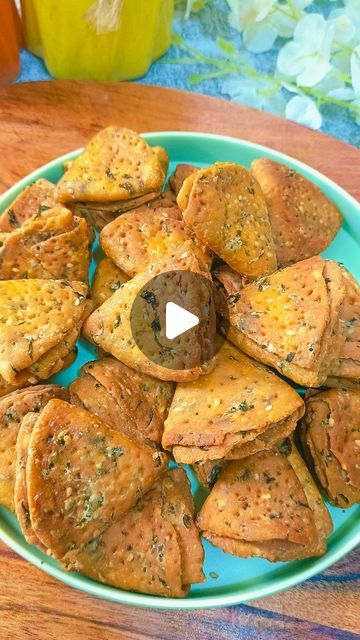 Diwali Dishes Recipe, Methi Mathri Recipe, Methi Ladoo Recipe, Mathri Recipe Indian Snacks, Diwali Recipes Snacks, Indian Cooking Recipes Snacks, Indian Snack Recipes Vegetarian, Indian Food Recipes Vegetarian Snacks, Indian Snacks Recipes Easy