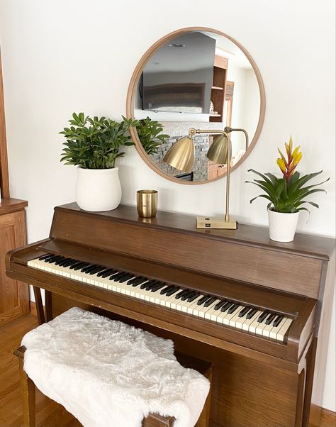 Piano room decor Old Piano Decorating Ideas, Piano Decorating Ideas Modern, Piano Mirror Decor, Stand Up Piano Decor, Wooden Piano Aesthetic, Styling Upright Piano, Old Piano Decor, Living Room Ideas With Piano, Piano Area Decor