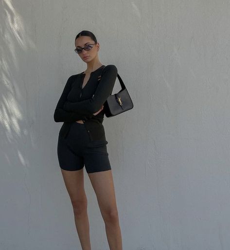 Mini Shoulder Bag Outfit, Black Handbag Outfit, Ysl Bag Outfit, Mini Bag Outfit, Hobo Bag Outfit, Shoulder Bag Outfit, Purse Outfit, Bag Outfit, Handbag Outfit