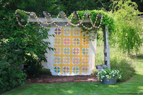 Quilt Backdrop, Quilt Wedding, Diy Photo Booth Backdrop, Carnival Inspiration, Diy Vintage Wedding, Wedding Alters, Party Backdrops, Yellow Quilts, Diy Photo Booth