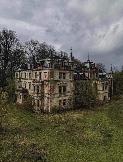 ForgottenWorld - Very beautiful abandoned mansion! 🏚️ Abandoned Mansions, Nature, Mansion Aesthetic, Gothic Mansion, Old Mansion, Abandoned Mansion, Old Abandoned Houses, A Mansion, Chateau France