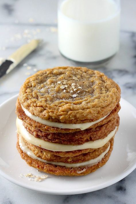 Gingerbread Oatmeal Cream Pies - Baker by Nature Easy Gingerbread Cookie Recipe, Gingerbread Oatmeal, Holiday Gingerbread Cookies, Easy Gingerbread Cookies, Soft Gingerbread, Baker By Nature, Oatmeal Cream Pies, Homemade Oatmeal, Cream Pies