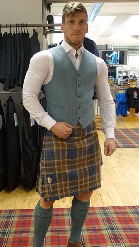 Kilt Men Fashion, Scotish Men, Kilt Men, Scotland Men, Scotland Kilt, Casual Meeting, Scottish Man, Mens Fashion Casual Shoes, Kilt Outfits