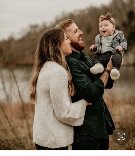 Family Christmas Picture Outfits, Christmas Pictures With Baby, Family Christmas Pictures With Baby, Family Christmas Pictures Outdoor, Christmas Picture Outfits, Christmas Photo Shoot Ideas, Fall Photoshoot Family, Outdoor Family Photoshoot, Christmas Photo Shoot