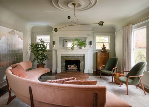 Jessica Helgerson uses "moody, green, lush" palette in Portland home Jessica Helgerson Interior Design, Jessica Helgerson, Built In Sofa, Interior Minimalista, Craftsman Style Home, Street House, Curved Sofa, Coffered Ceiling, Craftsman House