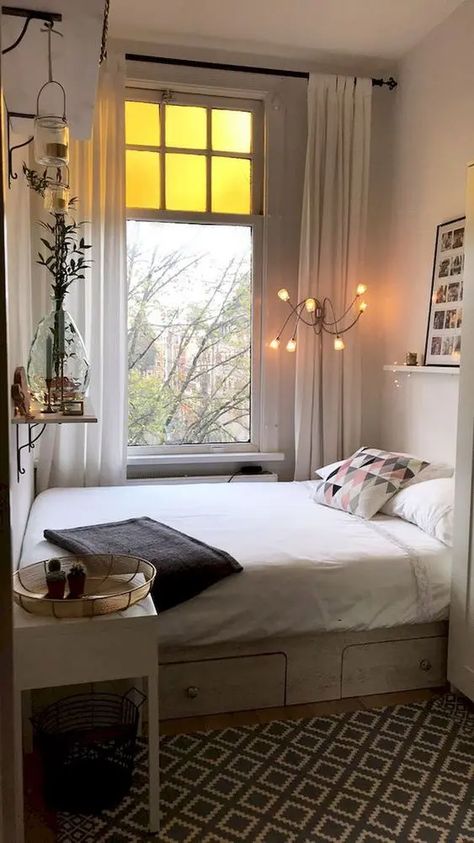 a narrow neutral bedroom with a ledge, a bed with storage, a nightstand and a wardrobe, some decor Simple Room Decoration, Small Room Diy, Narrow Bedroom, Comfortable Bedroom Decor, Small Apartment Bedrooms, Easy Diy Room Decor, Bedroom Decor For Couples, Small Room Decor, Small Bedroom Designs