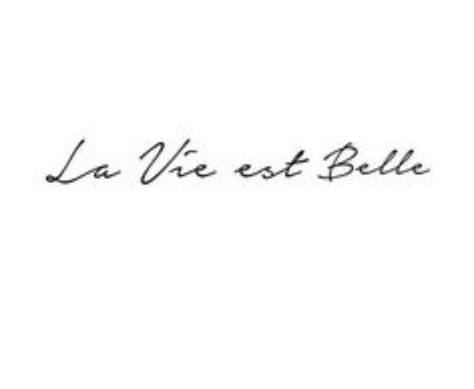 Life is Beautiful Live Your Life Tattoo Ideas, Bellisima Tattoo, Tattoo Ideas Text, Bella Tattoo, Belle Tattoo, Wörter Tattoos, Belle French, French Tattoo, Inspiration Tattoos