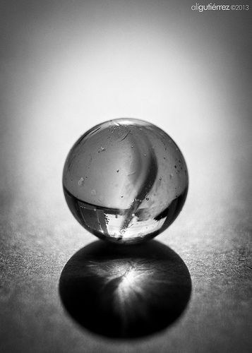 Water Drop Drawing, Shape Photography, Hyperrealistic Drawing, Glass Photography, Object Photography, Black And White Art Drawing, Shadow Photography, Pencil Shading, Object Drawing