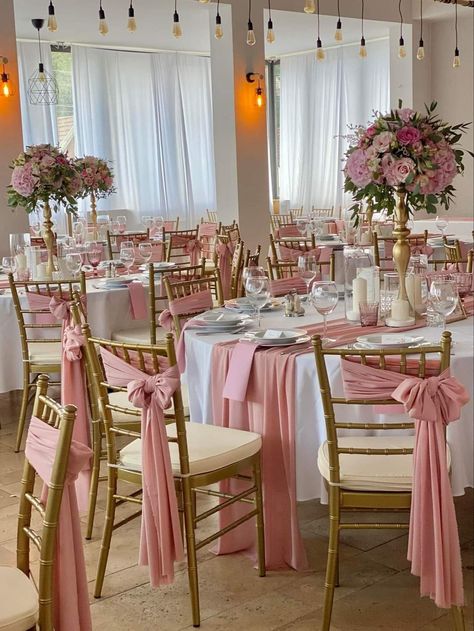 Pink And Gold Theme Quinceanera, Pink Quinceanera Decorations Main Table, Quince Decorations Ideas Pink, Pink Quince Table Decorations, Pink Quince Venue Ideas, Quince Table Decor, Pink And White Quince, Pink Enchanted Forest Quinceanera, Pink Quince Decor