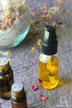 DIY Face Serum Recipe - This amazing face serum recipe promotes collagen production, hydrates and plumps skin, helps to even skin tone and fade brown spots, supports scar healing, soothes eczema and psoriasis, and makes skin glow! Natural Remedies, Home Remedies, Toner Recipes, Butternut Squash Benefits, Skincare Beauty, Face Serum, Pin Collection, Natural Skin Care, Toner