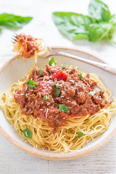 Easy 15-Minute Spaghetti - Fast, easy, full of flavor, and hearty!! Perfect for busy weeknights when you need to get dinner on the table quickly! Everyone loves spaghetti!! Best Homemade Spaghetti Sauce, Sausage Slow Cooker, Pasta Puttanesca Recipe, Homemade Spaghetti Sauce Easy, Best Spaghetti Sauce, Makanan Cepat Saji, Spaghetti Recipes Easy, Italian Sausages, Simple Spaghetti