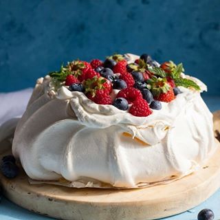 NEW on the blog today!! It’s finally here!!! My best pavlova recipe EVER! I’ve been so excited to share this recipe with you! It’s our favourite summer dessert and an absolute hit with our family and friends!! . . Pavlovas are one of those desserts that is actually kinda simple to make, but easy to mess up so, I’ve also provided 12 tips and tricks to getting the perfect pav every time!!! Find the recipe link in the bio 👆🏻👆🏻👆🏻 . . #thehomecookskitchen https://www.thehomecookskitchen.com/bes Best Pavlova Recipe, Christmas Pavlova Recipe, Easy Pavlova Recipe, Australian Pavlova, Best Pavlova, Australian Pavlova Recipe, Oreo Trifle, Summertime Desserts, Dessert Crepes