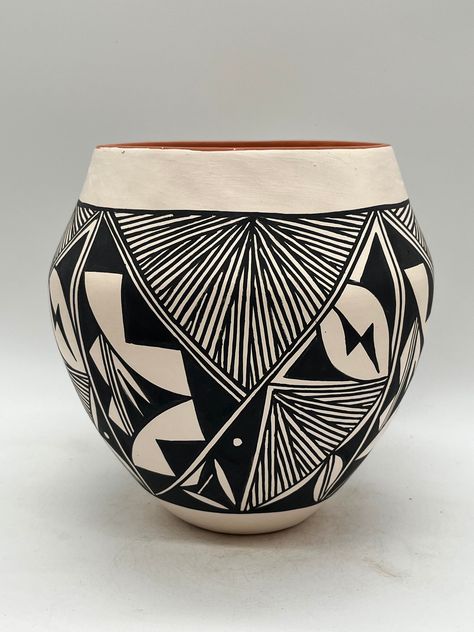 This exquisite Native American Acoma Pottery vase is a stunning work of art that you simply cannot miss out on. Handcrafted by renowned artisan Darla Davis, this vase is a true representation of the rich Native American culture. The vase features intricate fine line designs that speak volumes about the tribal affiliation of the Acoma people. This piece measures 6 3/4" tall and 7" wide.   The vase is a collector's item that will make a great addition to any collection of Native American pottery. Native Pottery Designs, Acoma Pottery, Native Pottery, Native Artwork, American Indian Pottery, Stained Glass Patterns Free, Gcse Art Sketchbook, Indian Pottery, Art Matters