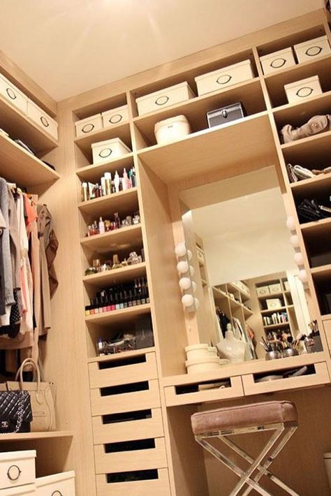 Closet Organization Ideas for Every Space in Your House ★ See more: http://glaminati.com/closet-organization-ideas-in-house/ Makeup Vanity In Closet, Makeup Vanity Ideas Bedrooms, Makeup Room Decor Wall, Small Walk In Closet, Closet Vanity, Walking Closet, Makeup Room Decor, Closet Remodel, Casa Vintage