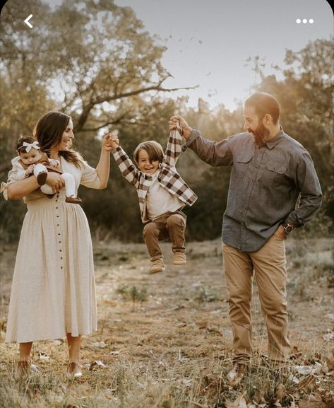 Fall Family Photoshoot Outfits, Fall Photoshoot Family, Fall Family Photoshoot, Fall Photoshoot Ideas, Outdoor Family Photoshoot, Fall Family Outfits, Portret Feminin, Cute Family Photos, Pose Portrait