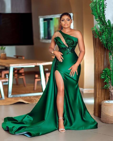 @seconddress.ng posted on their Instagram profile: “Darling in green 💚🖤💥⁣ You like? Tag BFF⁣ ⁣ Muse @official_dodo66 ⁣ Makeup by @rosed_makeup ⁣ Dress…” Gowns Reception, Dresses Dinner, Gala Gowns, Latina Outfit, African Prom Dresses, Outfit Combos, Green Prom, Dinner Dress Classy, Gaun Fashion