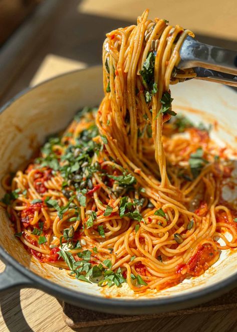 Roasted Tomato and Garlic Pasta - Lucy & Lentils Roasted Tomato And Garlic, Butter Beans Recipe, Garlic Pasta, Roasted Tomato, Butter Beans, Vegetarian Dinners, Roasted Peppers, Easy Weeknight, Roasted Tomatoes