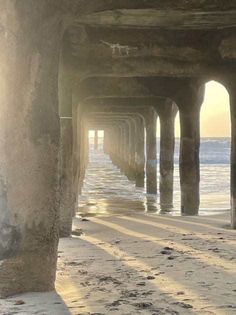 The prettiest pier in LA ❤️ Manhattan Beach, California at sunset (winter/January) Winter Tanning, Lifeguard Aesthetic, Angeles Aesthetic, Winter January, Manhattan Beach California, Sunset Winter, Los Angeles Aesthetic, Sweet California, Manhattan Beach Pier