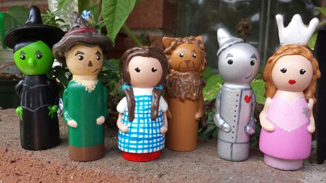 Making Minatures, Rock Drainage, Spool Projects, Wooden Spool Crafts, Dolly Pegs, Doll Cake Topper, Wooden People, Spool Crafts, Autumnal Equinox