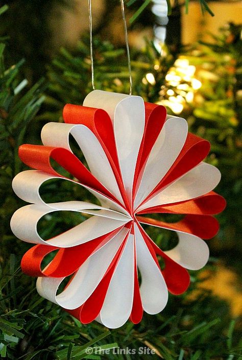 What I love about these paper Christmas decorations is that they look gorgeous but they’re really easy to make! thelinkssite.com #diy #craft #papercraft #Christmasdecorations #Christmas Christmas Decorations With Paper, Decorations With Paper, Paper Christmas Ornaments, Christmas Homemade, Paper Christmas Decorations, Christmas Homescreen, Easy Christmas Decorations, Christmas Paper Crafts, Homescreen Layout