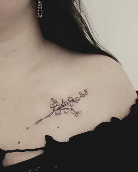 Top 37 Lily of the Valley Tattoo Ideas - [2020 Inspiration Guide] Lily Of The Valley Tattoo, Valley Tattoo, Artsy Tattoos, Inspiration Tattoos, Tattoo For Son, Birth Flower Tattoos, Lily Tattoo, Modern Tattoos, Collar Bone Tattoo