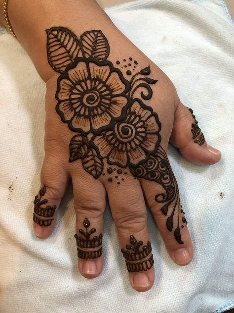 Normal Henna Designs, Mehndi Design For Babies, Mehedi Design For Baby, Baby Mendhi Designs Easy, Mehendi Designs For Baby Hands, Baby Mehendi Designs Hands, Mahndi Desain Simple, Henna Kids Design, Baby Henna Design