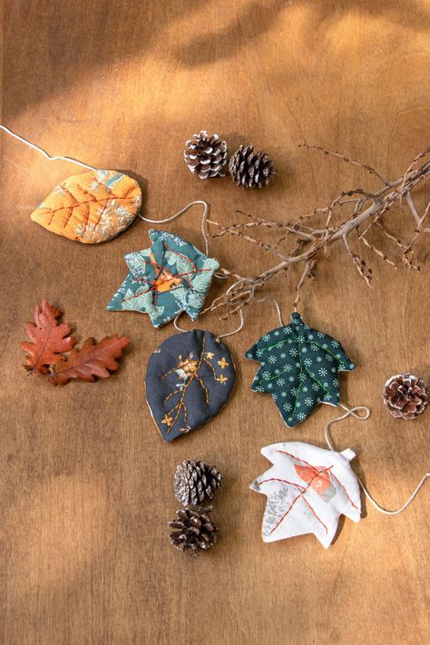 Autumn Fabric Crafts, Craft With Autumn Leaves, Diy Fall Sewing Projects, Sewing For Fall, Fabric Leaf Diy, Sewing Project Gift Ideas, Fall Garlands Diy, Fall Sewing Projects Easy, Autumn Sewing Projects