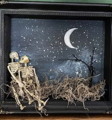 Halloween Shadow, Halloween Diorama, Halloween Shadow Box, Creepy Halloween Decorations, Adornos Halloween, Halloween Crafts Decorations, Witchy Crafts, Halloween Diy Crafts, Skeleton Halloween