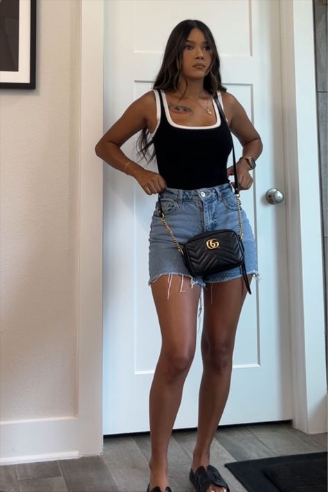 Summer Outfit With Sandals, Summer Hot Outfits Casual, How To Dress For Hot Weather, Shorts Vacation Outfits, Feminine Outfits Black Women Summer, Outfit Ideas For Summer Vacations, Casual Everyday Outfits Summer, Casual Outfits Summer Shorts, Barbecue Outfit Casual Summer