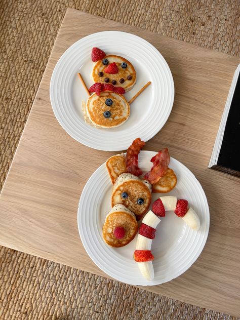 Rain Deer Pancakes, Christmas Food Projects For Kids, Toddler Christmas Dinner Ideas, Mini Pancake Christmas, Pancake Christmas Breakfast, Holiday Pancakes For Kids, Snowman Breakfast For Kids, Pancake Christmas Party, December Breakfast Ideas For Kids