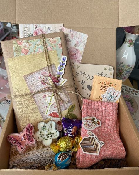 Crafty Present Ideas, Gift Box Ideas Friends, Cottagecore Birthday Gifts, Thrift Bundle Gift, Gift Store Aesthetic, Bestie Book Gift Ideas, To Do With Your Best Friend, Birthday Gift Set Up Ideas, Book Box Aesthetic