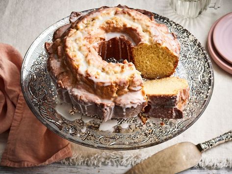 Glazed Buttermilk Donut Cake Glazed Donut Cake, Buttermilk Donut Cake, Donut Cake Recipe, Old Fashioned Donut, Donut Cake, Glazed Donut, Homemade Donuts, Classic Cake, Baked Donuts