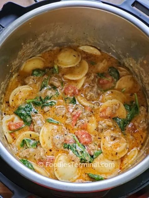 Instant Pot Ravioli Instant Pot Ravioli, Beef Ravioli Recipe, Sausage Dinners, Italian Sausage Spinach, Ravioli Soup, Sausage Spinach, Dinners Easy, Instant Pot Cookbook, Homemade Chicken Stock