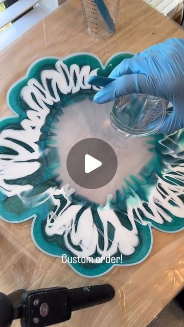 How To Resin Pour, Acrylic And Resin Painting, Resin Boards Diy, Epoxy Bowl Diy, How To Pour Resin, Diy Resin Tray Tutorial, Resin Painting Ideas, How To Make Resin Molds, Epoxy Tray Ideas