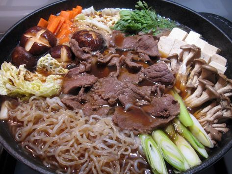 Essen, Japanese Dishes, Beef Sukiyaki Recipe, Sukiyaki Recipe, Japanese Dinner, Vegetables Recipes, Japanese Cooking, On The Menu, Asian Cooking