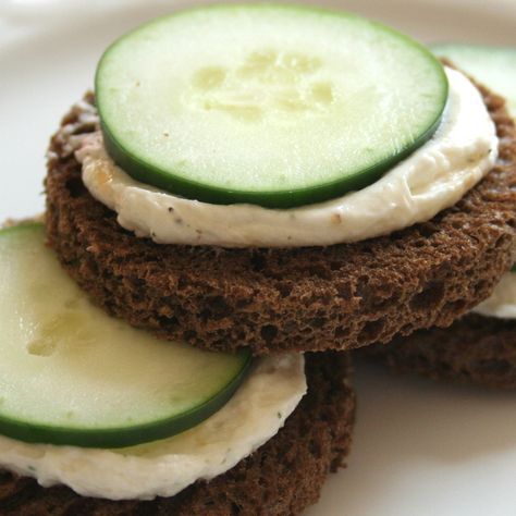 15 Easy 5-Ingredient Appetizers Sandwich Appetizers, Pumpernickel Bread, Party Bread, Cucumber Sandwich, Gluten Free Puff Pastry, Appetizer Sandwiches, Snack Prep, Cucumber Sandwiches, Quick And Easy Appetizers