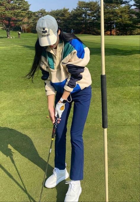 Korean Golf Outfit, Cold Weather Golf Outfit Women, Golf Outfits Women Fall, Womens Golf Outfit Cold Weather, Casual Golf Outfit Women, Girl Golf Outfit, Comfort Aesthetic, Cute Golf Outfit, Golf Attire Women