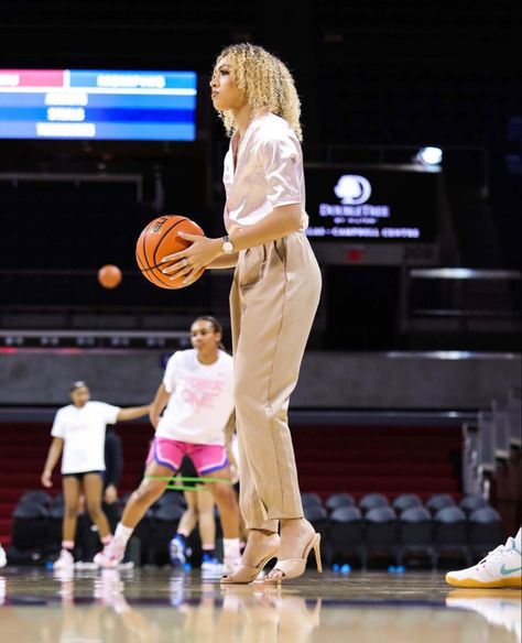 Coaching Outfits Basketball, Coach Game Day Outfit, Coaching Outfits, Coach Outfits, Competition Outfit, Cute Professional Outfits, Coach Fashion, Coaching Volleyball, Game Day Outfit