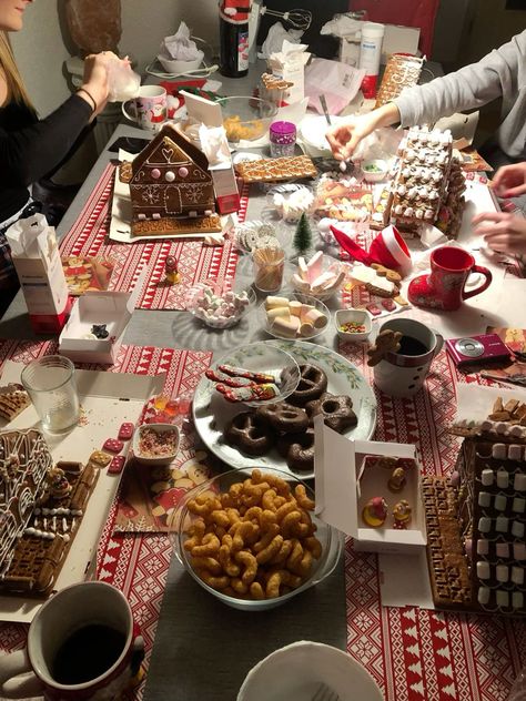 Christmas Cookie Baking Aesthetic, Christmas Baking Aesthetic Friends, Christmas Shopping With Friends, Friendmas Aesthetic, Christmas Baking With Friends, Christmas Cookies With Friends, Christmas Friends Aesthetic, Christmas Sleepover Aesthetic, Christmas Baking Aesthetic