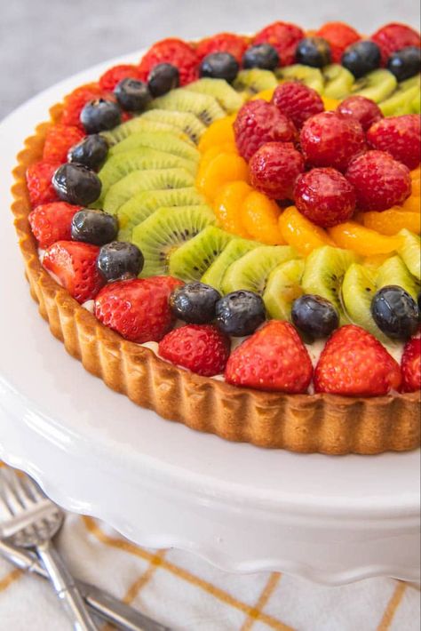 French Fruit Tart Recipe, Fruit Tart Glaze, French Fruit Tart, Fruit Tart Recipe Easy, Easy Fruit Tart, Showstopper Dessert, Easy Tart Recipes, Fresh Fruit Tart, Fruit Cake Recipe