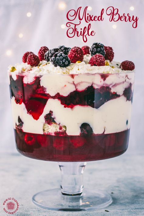 English Trifle Desserts, Xmas Trifle Recipes, Christmas Trifle Easy, Mixed Berry Trifle, Cherry Trifle Desserts, Trifle Ideas, Christmas Trifle Recipes, Trifle Recipes Easy, Trifle Bowl Recipes