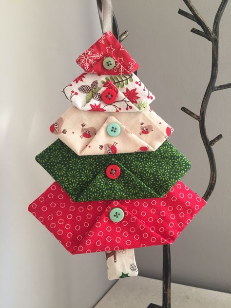 Folded fabric square Christmas trees Fabric Christmas Decorations, Sewn Christmas Ornaments, Christmas Decorations Sewing, Christmas Fabric Crafts, Christmas Sewing Projects, Fabric Tree, Fabric Christmas Trees, Folded Fabric Ornaments, Folded Fabric