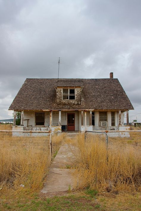 You won't find many people in Barstow. What you will find is the lingering echo of sadness and broken dreams. This abandoned house looks like something out of a horror movie. Abandoned Homes, Ruins, Old Abandoned Buildings, Abandoned Town, Creepy Houses, Creepy Ghost, Broken Dreams, Old Abandoned Houses, Forgotten Places