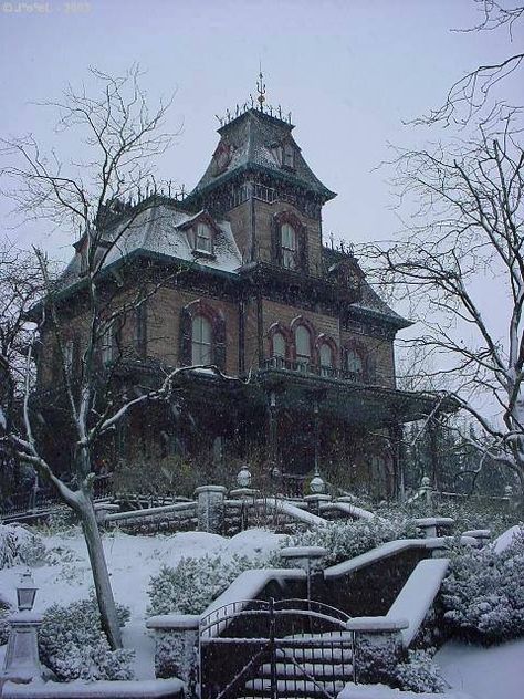 alone on a hill | Flickr - Photo Sharing! Old Mansions, Abandoned Mansions, Victorian Architecture, Creepy Houses, Hemlock Grove, Old Abandoned Houses, Spooky House, Bates Motel, Abandoned House