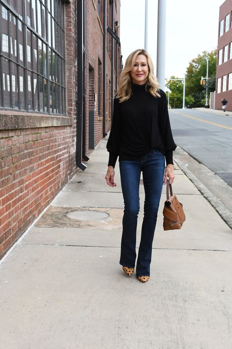 Bootcut Jeans With Heels Outfits, Flare Jeans Over 40, Bootcut Jeans Fall Outfit, Blazer With Flare Jeans, Bootcut Jeans Outfit 2023, Slim Flare Jeans Outfit, High Waisted Flare Jeans Outfit Winter, Style Flare Jeans Outfit Ideas, Tops To Wear With Flare Jeans