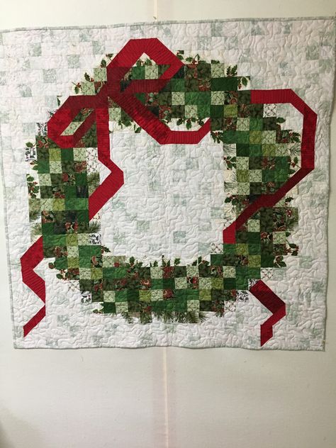 Christmas Wreath Quilt Wall Hanging, Christmas Collage Quilt, Quilted Christmas Wall Hangings, Christmas Wreath Quilt, Holiday Quilt Patterns, Christmas Table Runner Pattern, Colchas Quilting, Christmas Quilting Projects, Quilted Table Runners Christmas